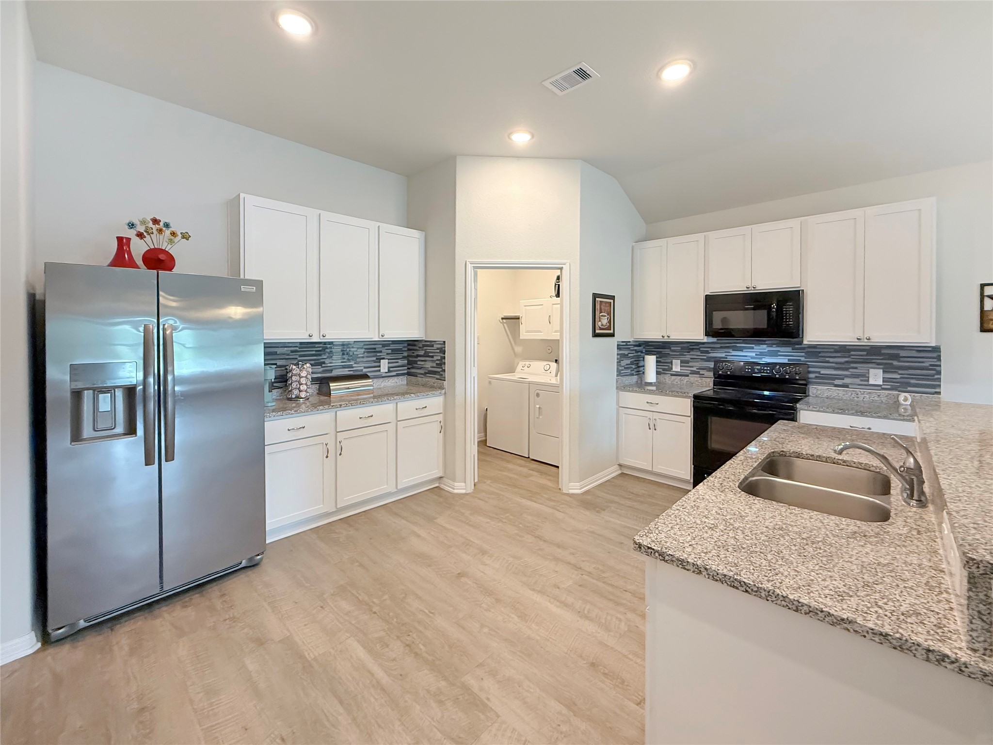 209 Bryan Way Angleton, TX 77515 - Photo 3 of 25