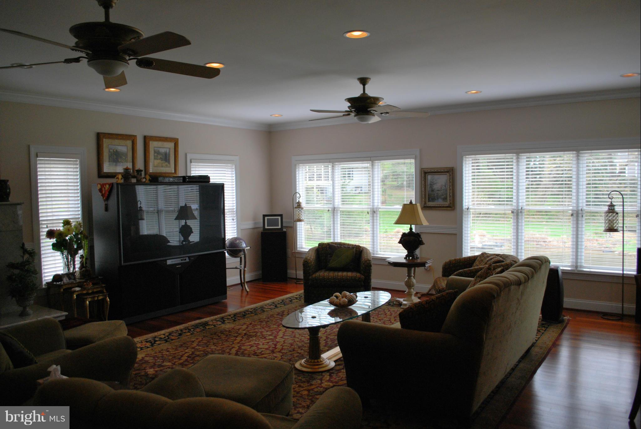 306 Riverside Road Edgewater, MD 21037 - Photo 25 of 30 Living Room