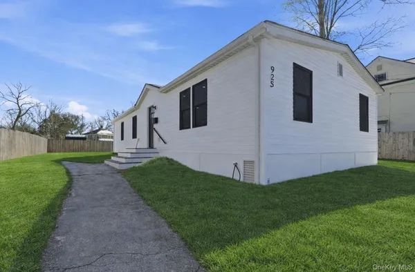 $575,000 | 923 East Main Street, Riverhead, NY 11901