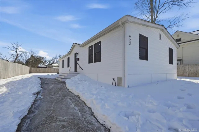 $575,000 | 923 East Main Street, Riverhead, NY 11901