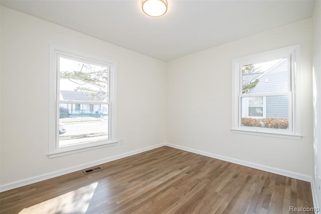 1560 Cambridge Road Berkley, MI 48072 - Photo 9 of 25 Gallery Image 9