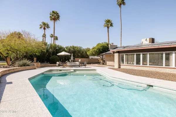 a view of a backyard