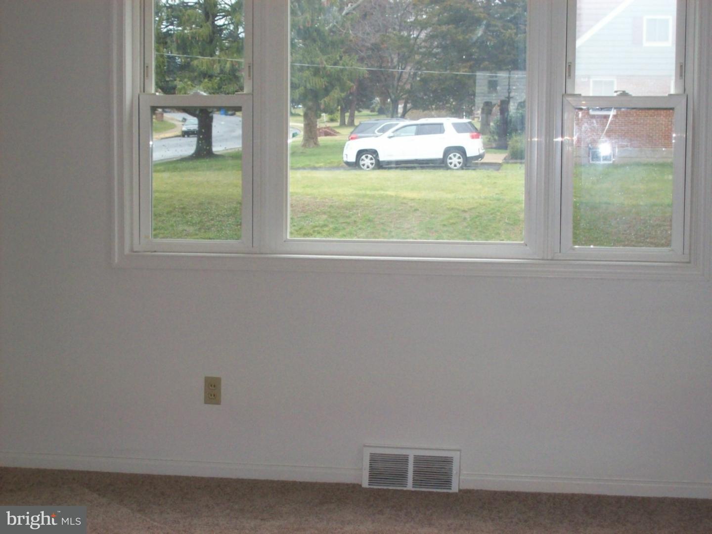 127 Spring Lane Hatboro, PA 19040 - Photo 3 of 9 Living Room
