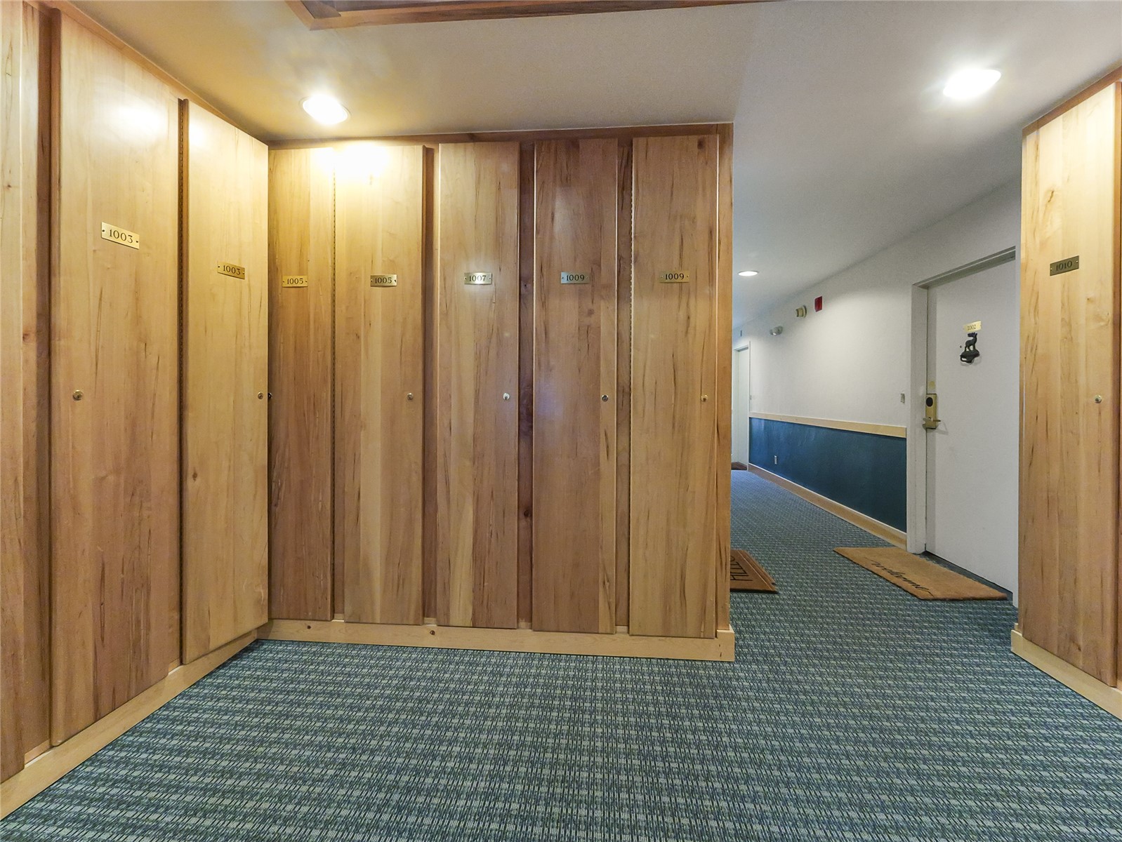 423 Wild Irishman Road, Unit 1008 1009 Keystone, CO 80435 - Photo 25 of 28 a view of a hallway with wooden floor