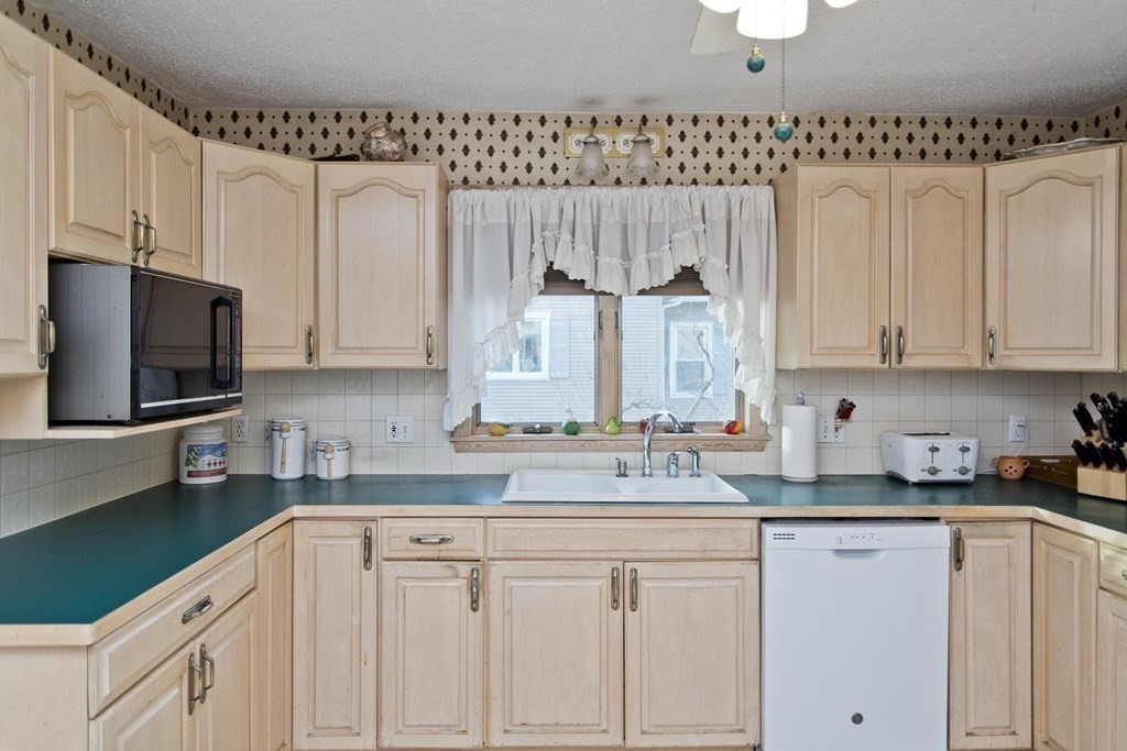 149 Rolf Avenue Chicopee, MA 01020 - Photo 9 of 31 Gallery Image 9