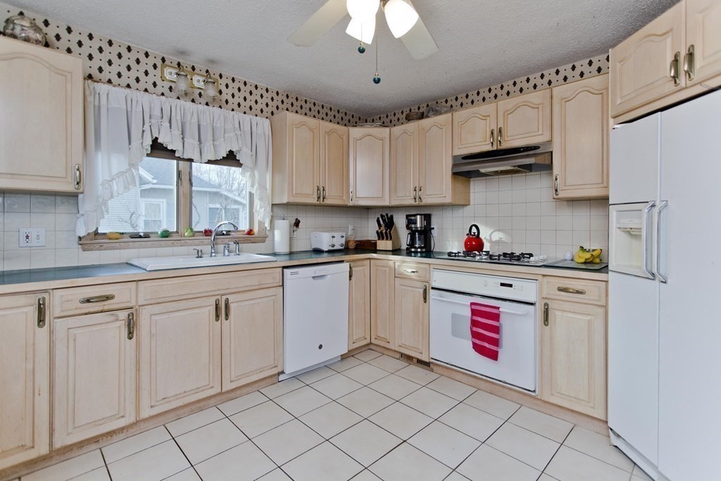 149 Rolf Avenue Chicopee, MA 01020 - Photo 10 of 31 Gallery Image 10