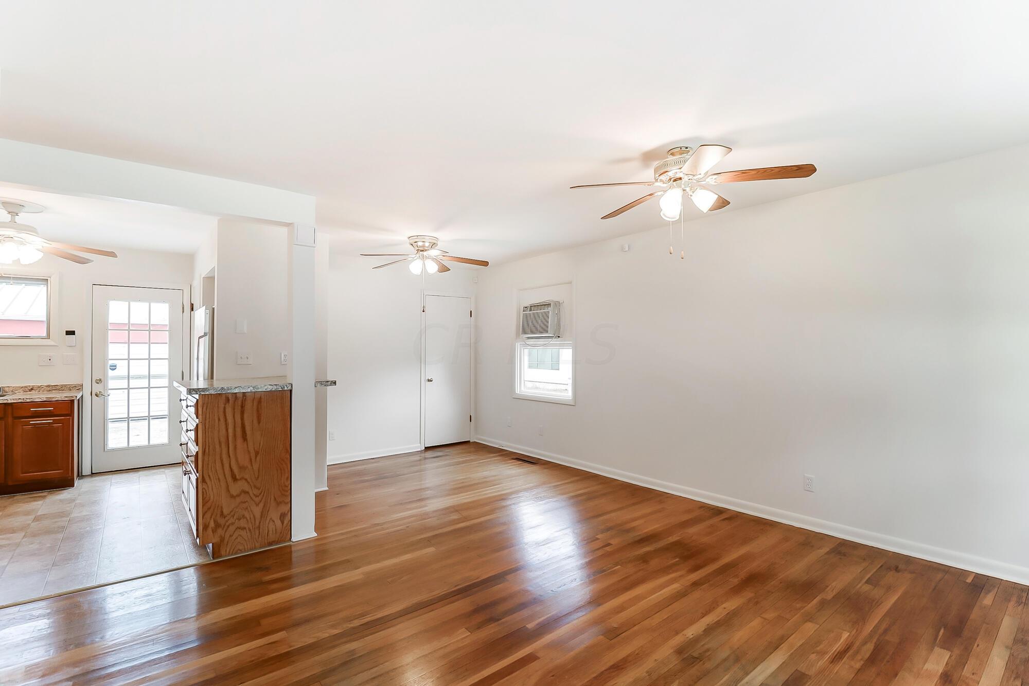 843 Demorest Road Columbus, OH 43204 - Photo 4 of 27 Living Room