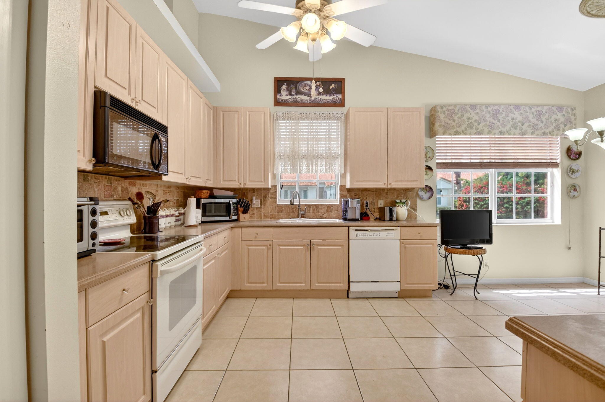 6276 Heliconia Road Delray Beach, FL 33484 - Photo 10 of 31 16-web-or-mls-DSC_4648