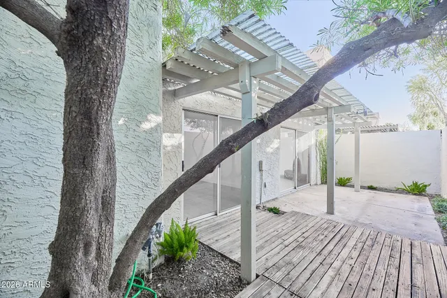 a view of a entrance gate of the house