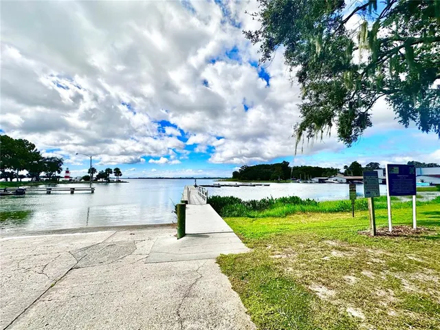 a view of a fountain in front of a white house