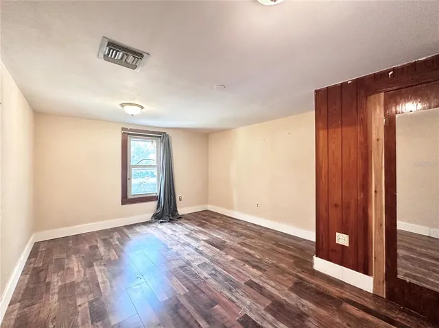 a view of entryway with window