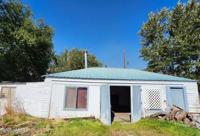a front view of a house with garage