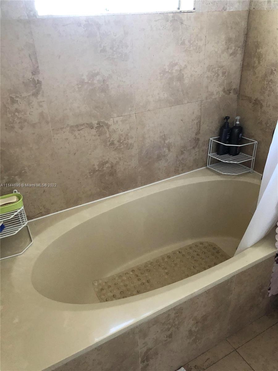 Monarch Lakes Miramar, FL 33027 - Photo 23 of 31 a view of a bathtub in a bathroom