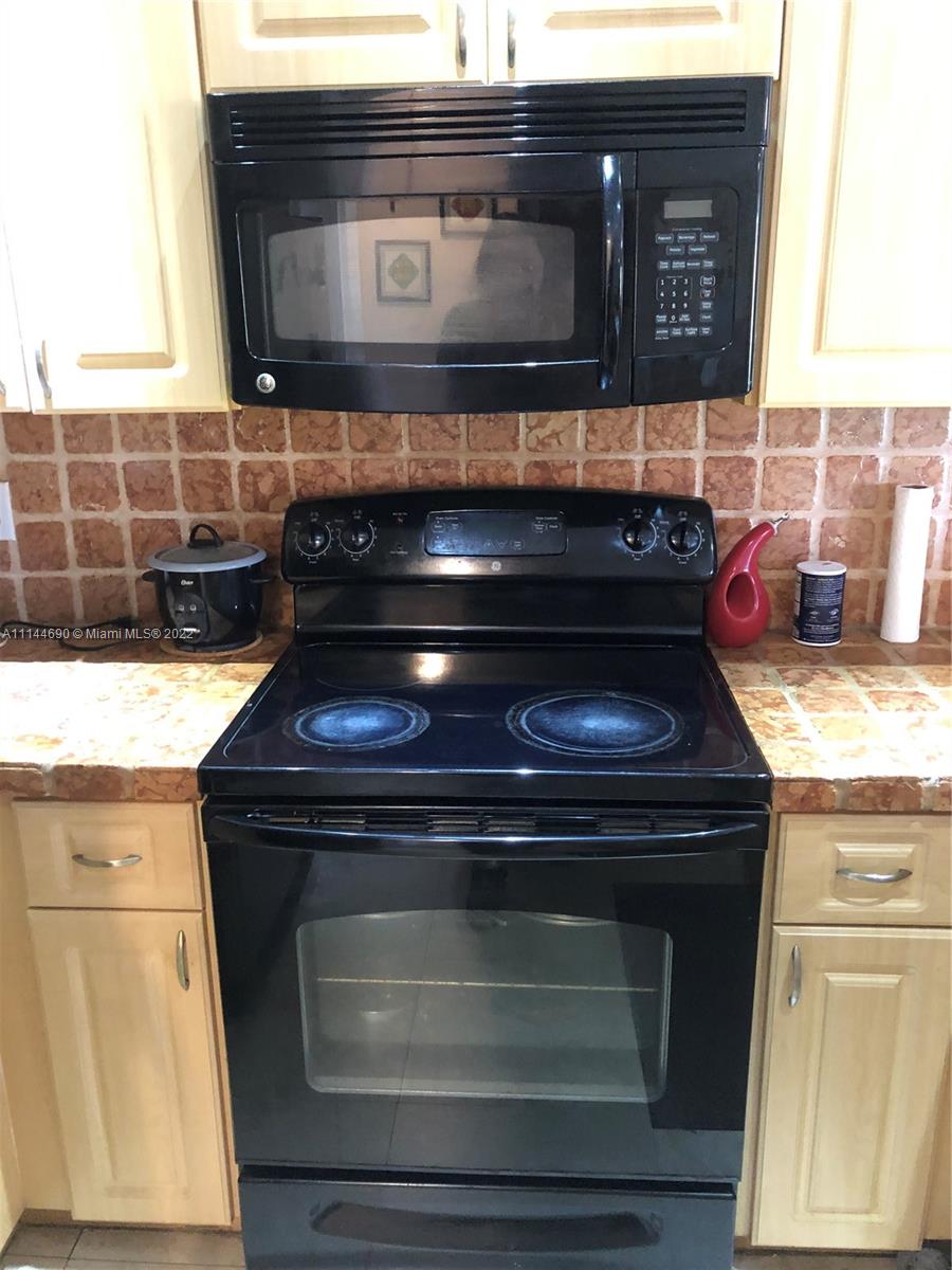Monarch Lakes Miramar, FL 33027 - Photo 10 of 31 a stove top oven sitting inside of a kitchen