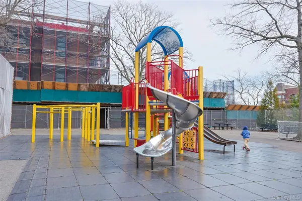 a view of entryway with an outdoor space