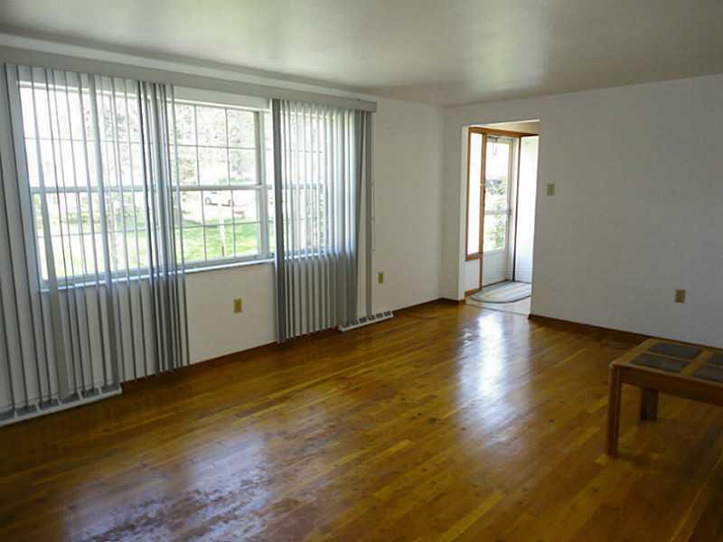 3917 Anderson Road Gibsonia, PA 15044 - Photo 6 of 25 Living Room.