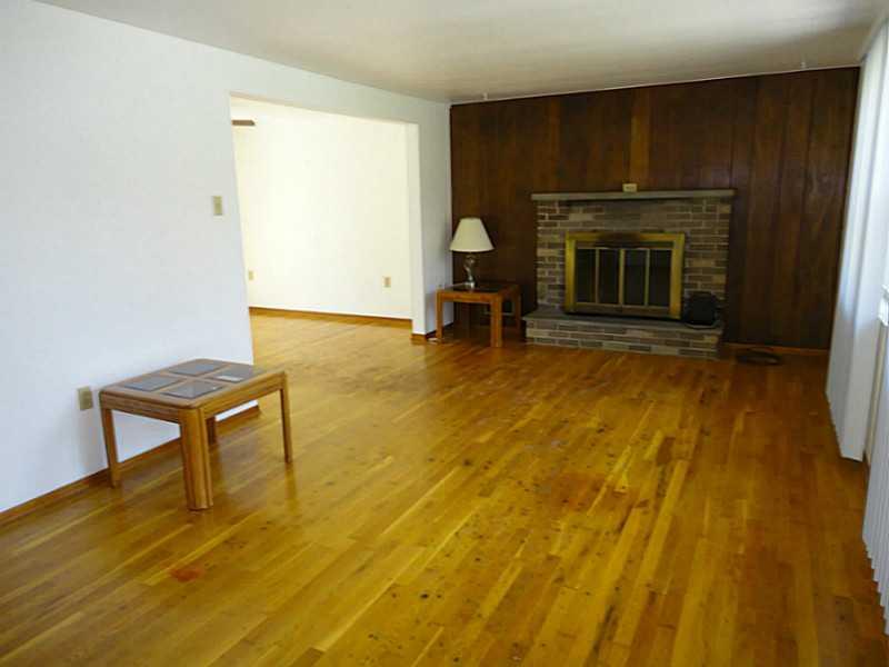 3917 Anderson Road Gibsonia, PA 15044 - Photo 7 of 25 Living Room.