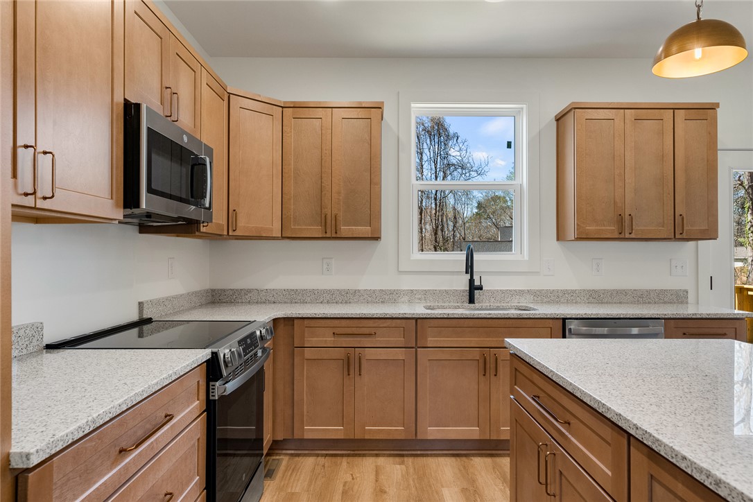 125 Cambridge Lane Pendleton, SC 29670 - Photo 7 of 22 This spacious kitchen offers ample cabinet storage and modern appliances for everyday convenience.