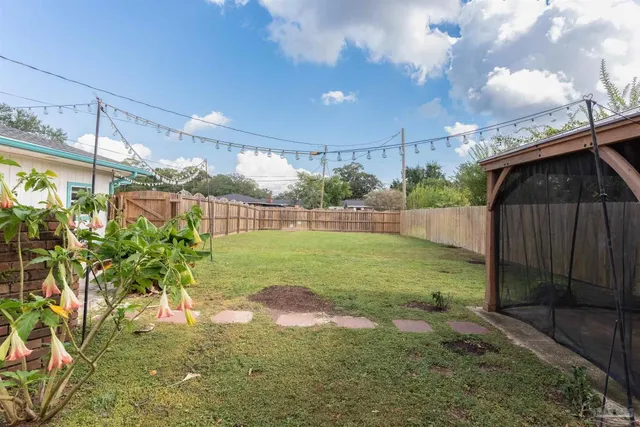 a view of a backyard