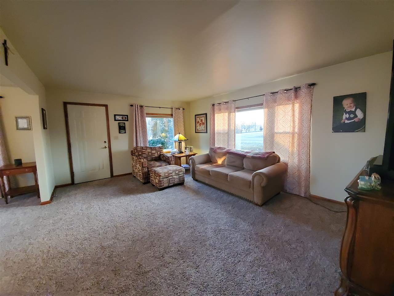 14375 West Springdale Road Forreston, IL 61030 - Photo 18 of 39 a living room with furniture and a window