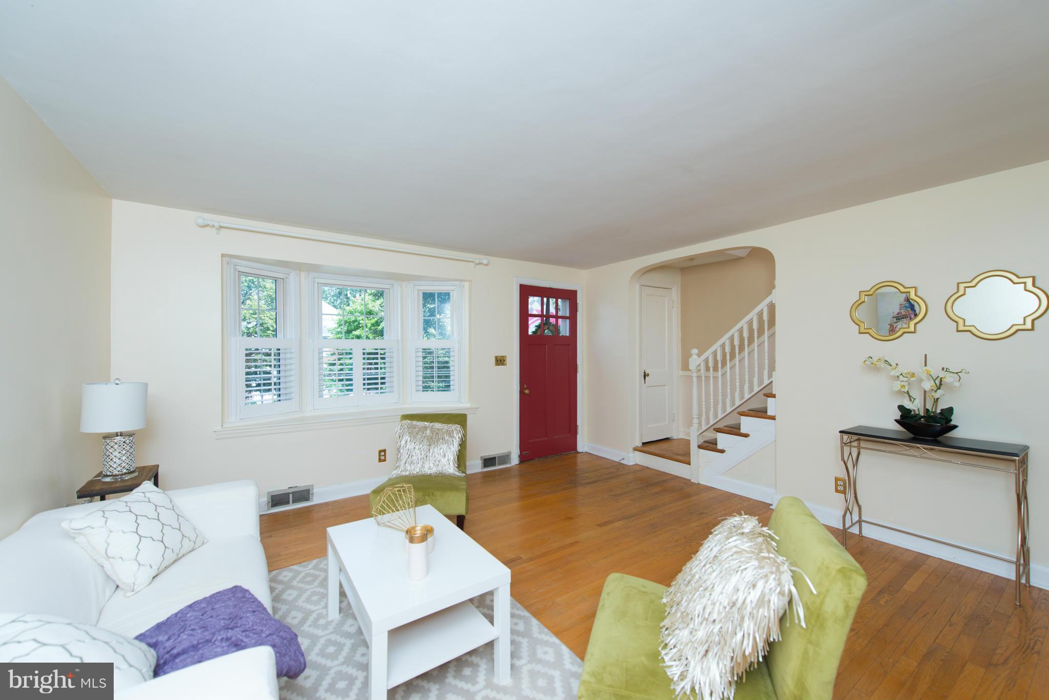 325 Overbrook Road Baltimore, MD 21212 - Photo 2 of 26 Living Room