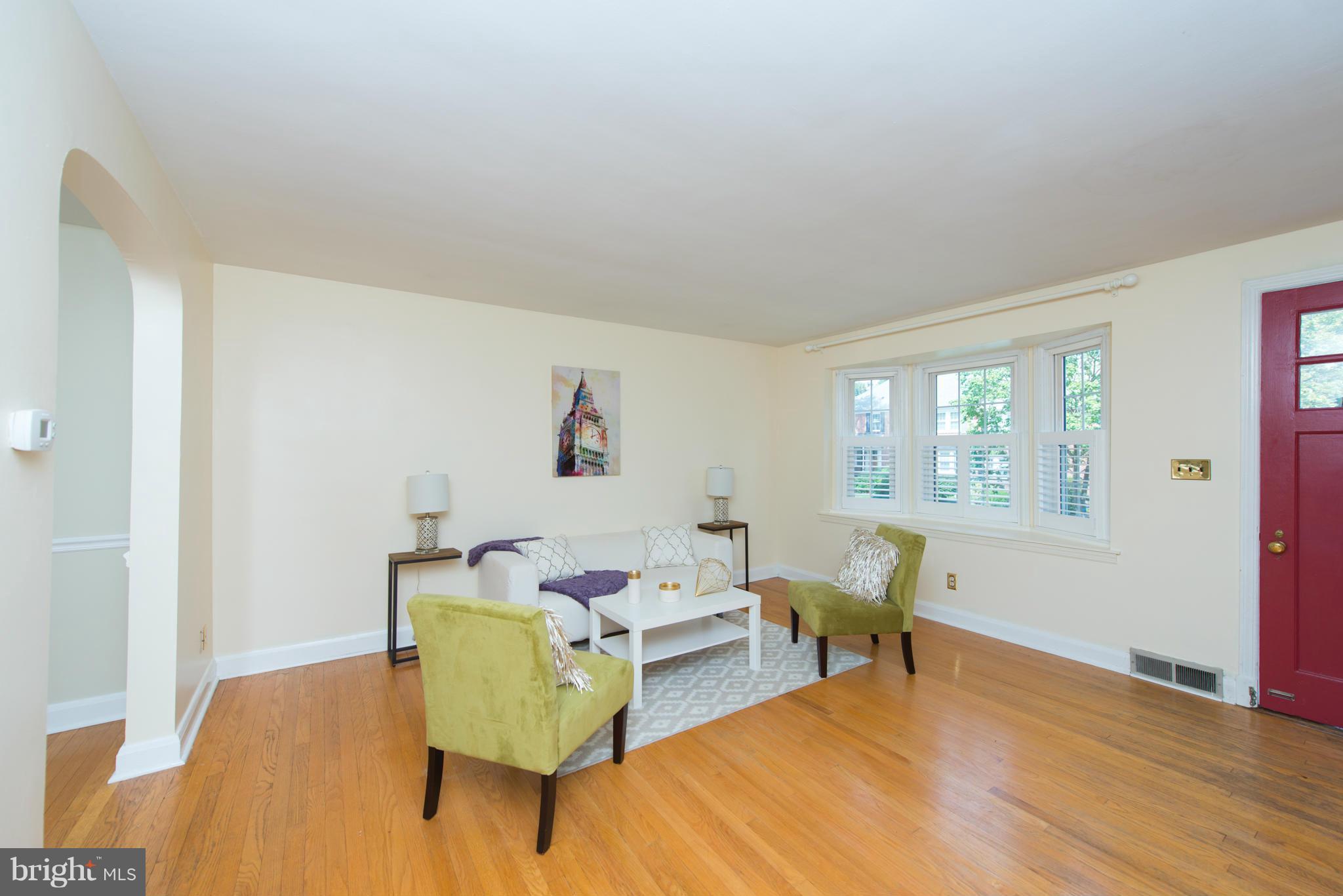 325 Overbrook Road Baltimore, MD 21212 - Photo 4 of 26 Living Room