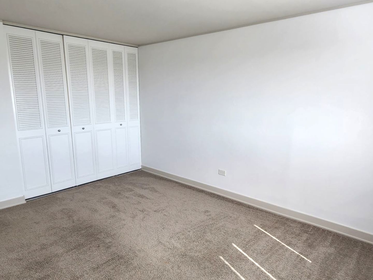 1500 Robin Circle, Unit 417 Hoffman Estates, IL 60169 - Photo 15 of 21 an empty room with a empty space