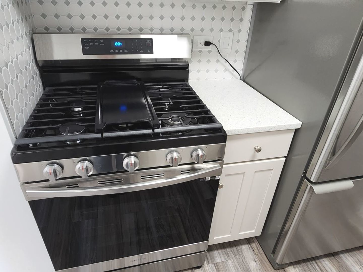 1500 Robin Circle, Unit 417 Hoffman Estates, IL 60169 - Photo 7 of 21 a close view of stove top oven