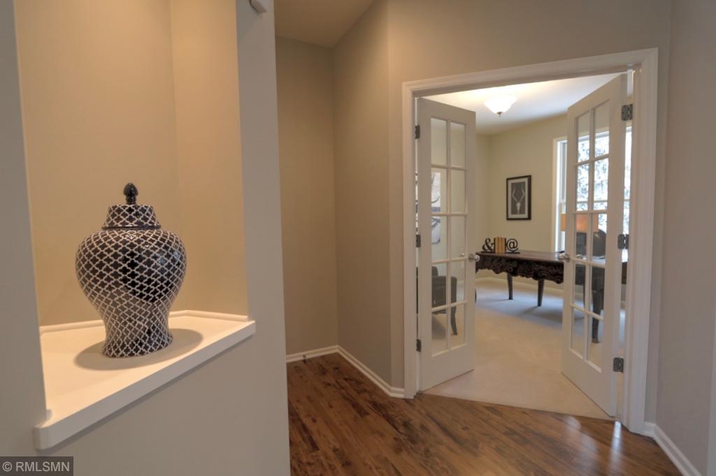 17244 Acorn Ridge Eden Prairie, MN 55347 - Photo 4 of 33