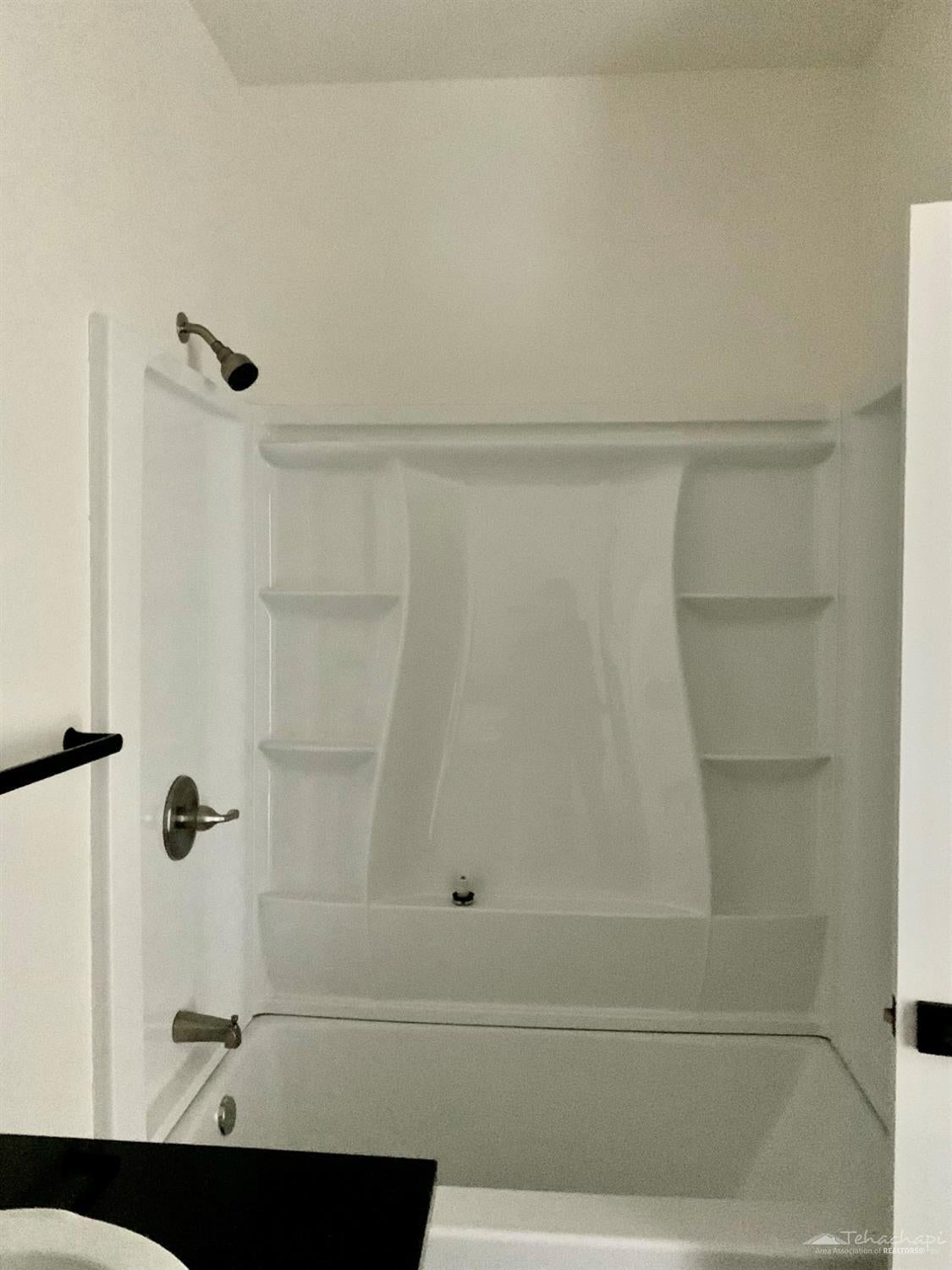 20901 Quail Springs Road Tehachapi, CA 93561 - Photo 18 of 28 Hall bath tub/shower