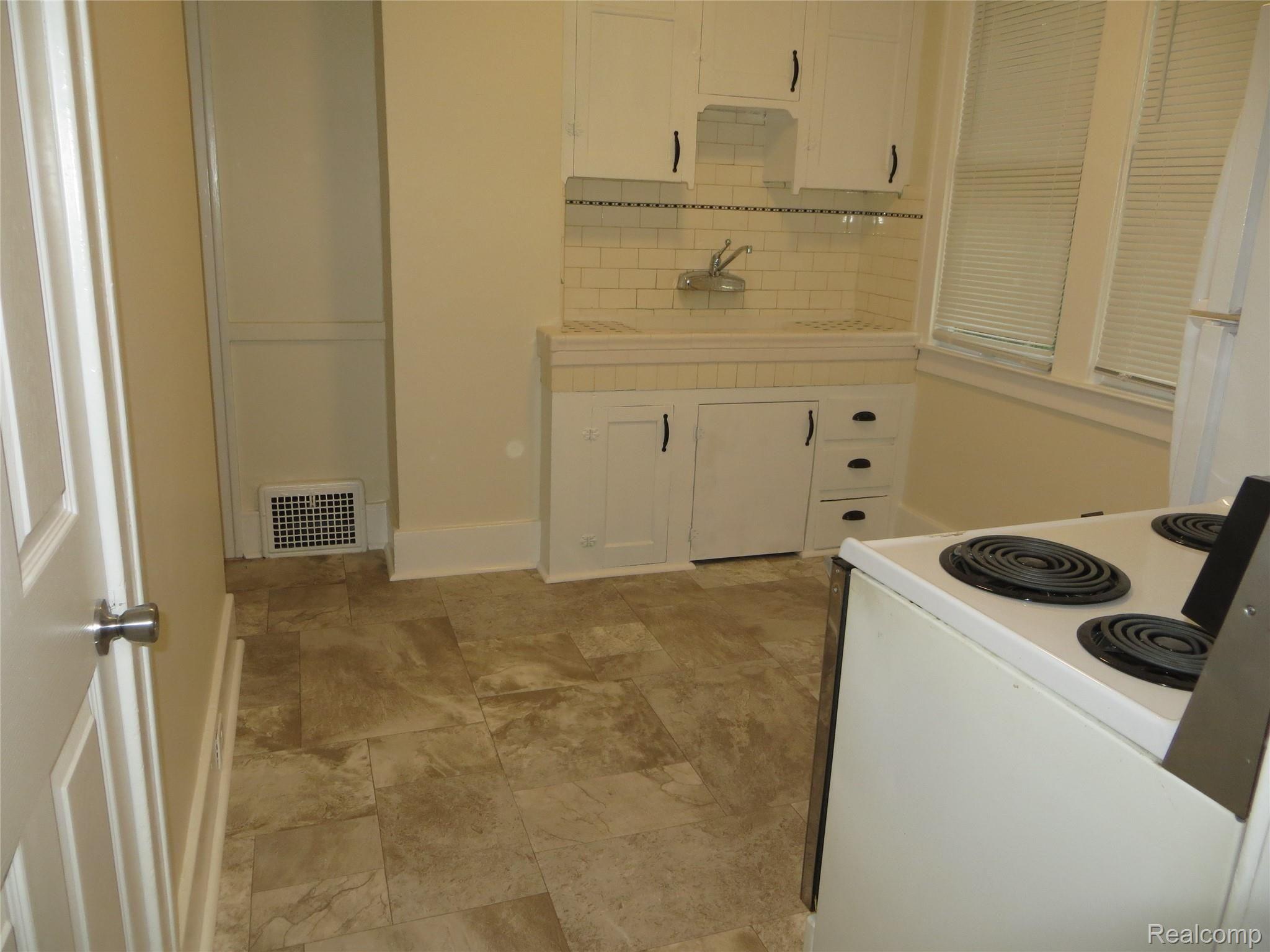 23053 Rausch Avenue Eastpointe, MI 48021 - Photo 24 of 53 IMG_1778.JPG