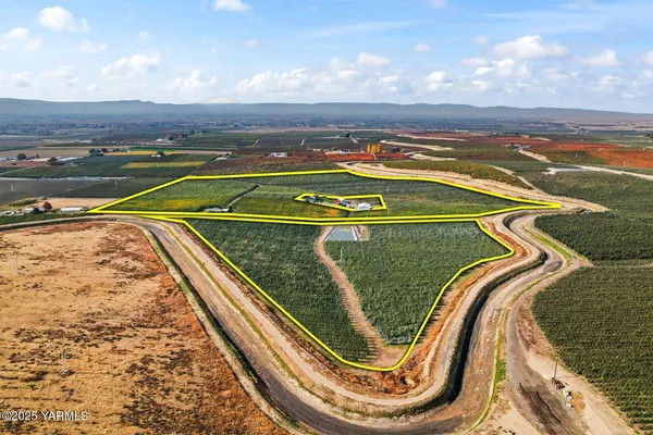 a view of a tennis court