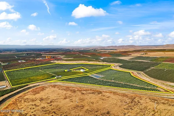 a view of a tennis court