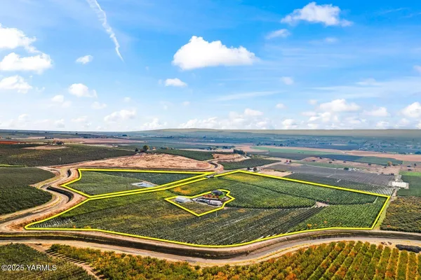 a view of a tennis court