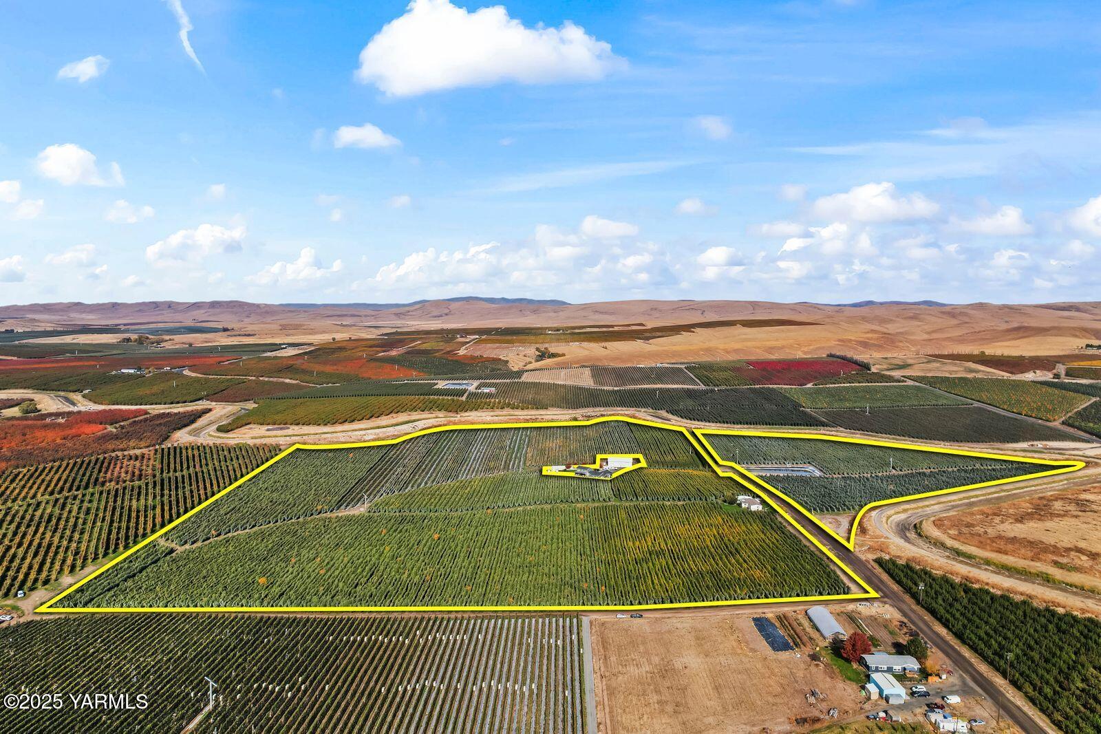 370 Macy Road Zillah, WA 98953 - Photo 42 of 42 a view of a tennis court