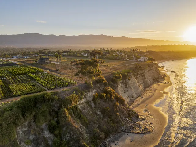 an aerial view of residential house and lake view