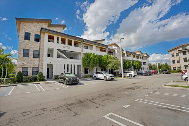 a group of cars parked in front of a building