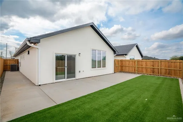 a view of a house with backyard and garden