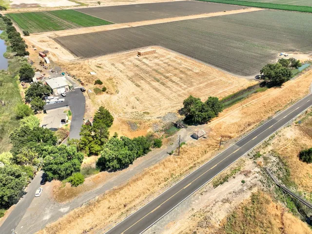 a view of a bathtub in the balcony