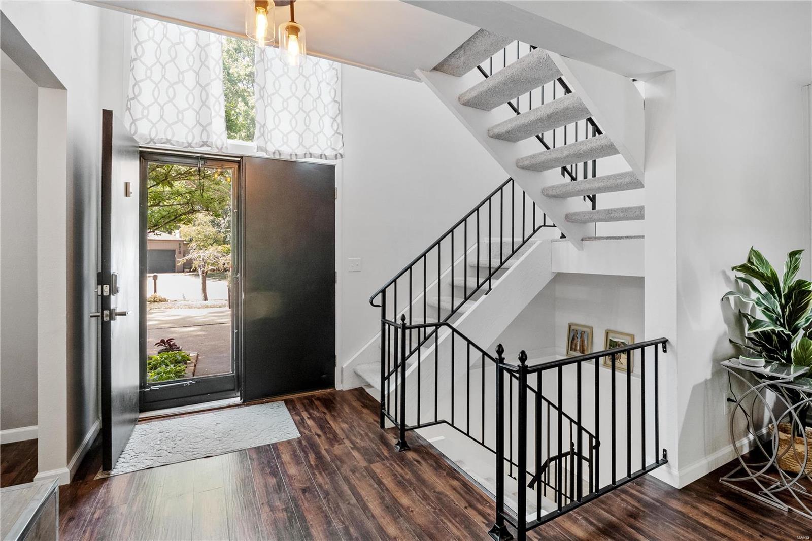 934 Imperial Point Ballwin, MO 63021 - Photo 6 of 36