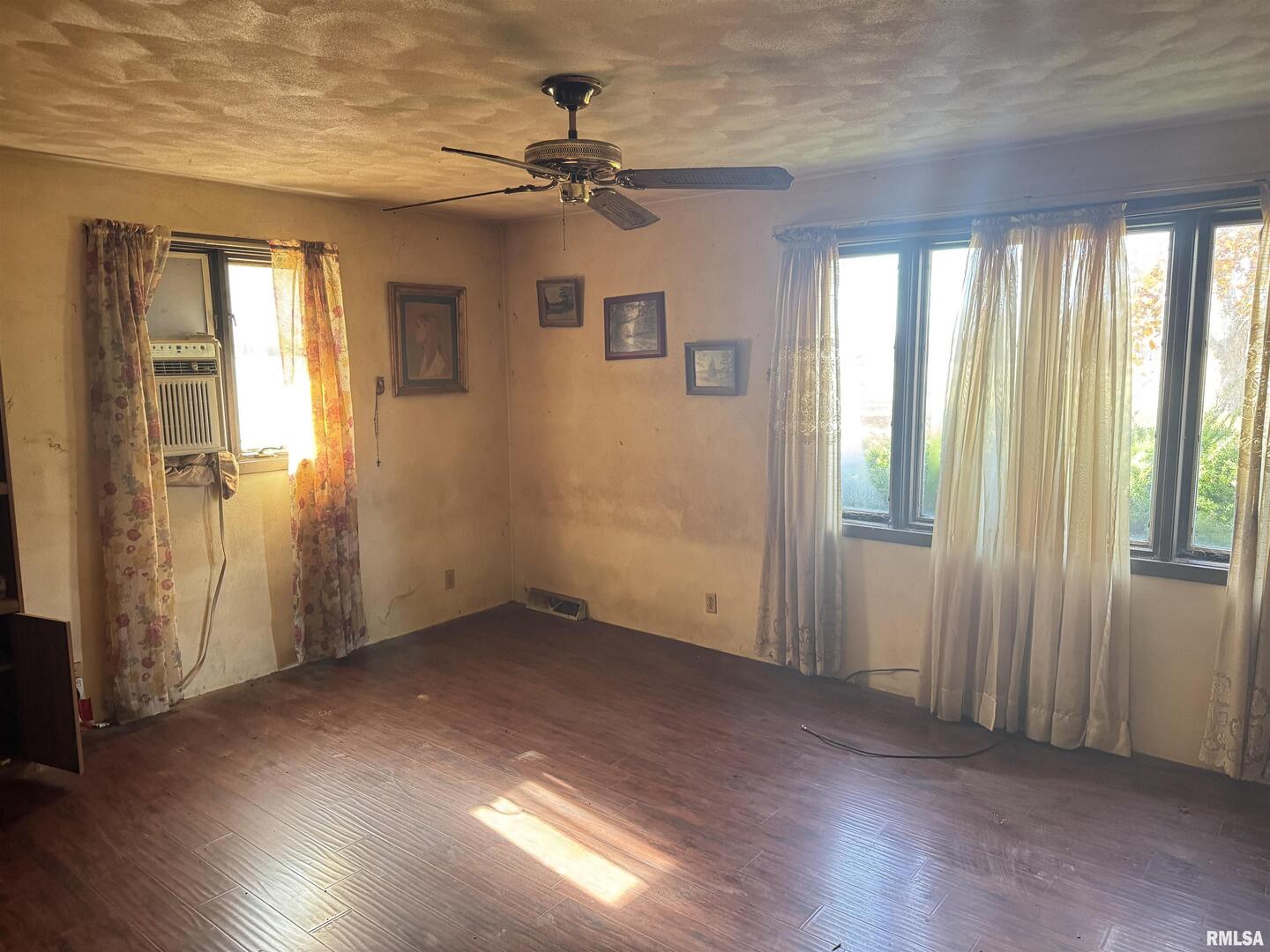 28597 Ropp Road Geneseo, IL 61254 - Photo 7 of 25 an empty room that has a window