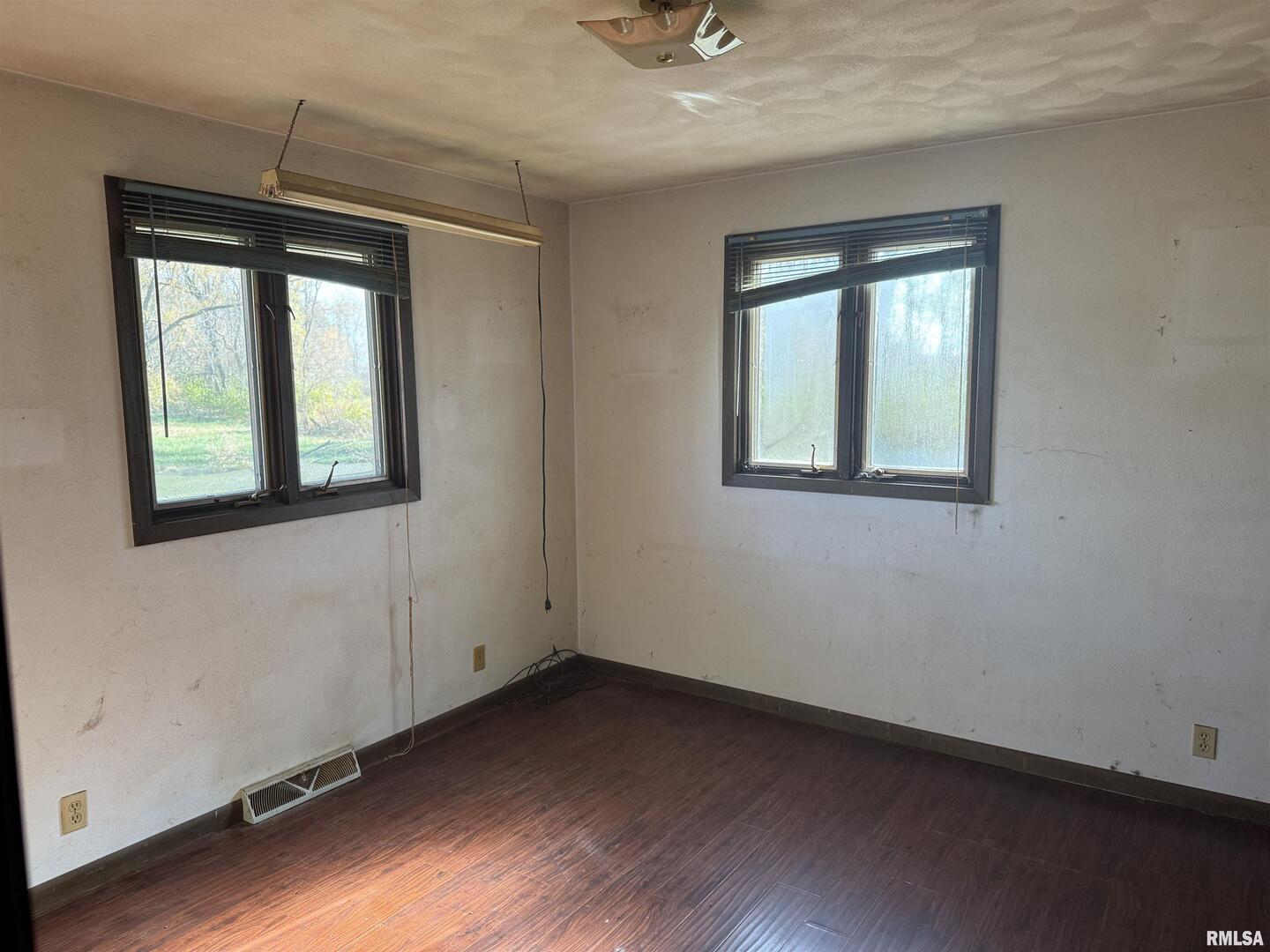 28597 Ropp Road Geneseo, IL 61254 - Photo 9 of 25 an empty room with a window