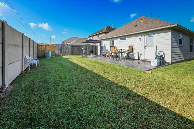 a view of a house with backyard and porch
