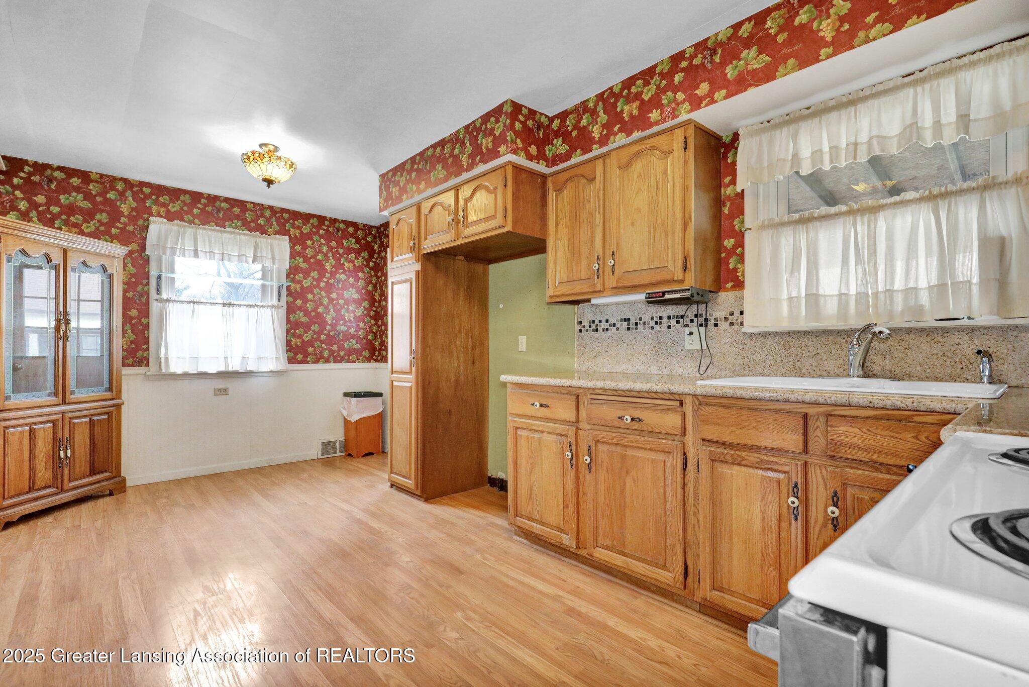 918 Maycroft Road Lansing, MI 48917 - Photo 11 of 25 11-web-or-mls-Open Ended Media-11