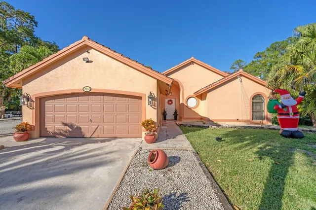 a view of a house with backyard