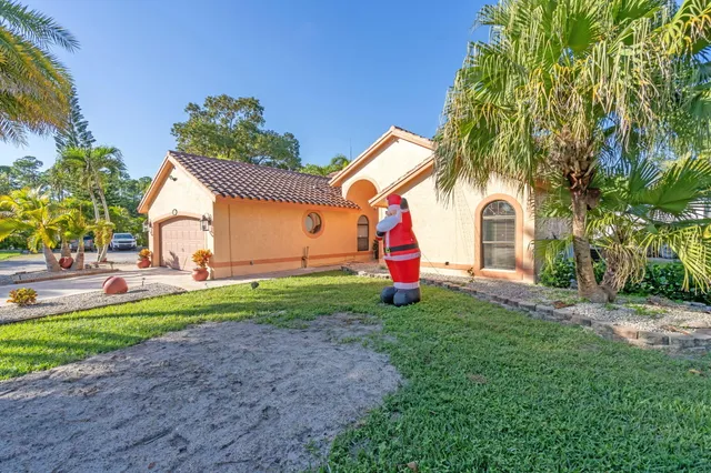 a view of a house with backyard and garden