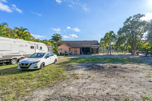 a view of yard with tree s