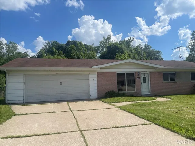 $299,000 | 11502 Wylwood Drive, Maryland Heights, MO 63043