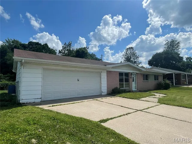 $299,000 | 11502 Wylwood Drive, Maryland Heights, MO 63043