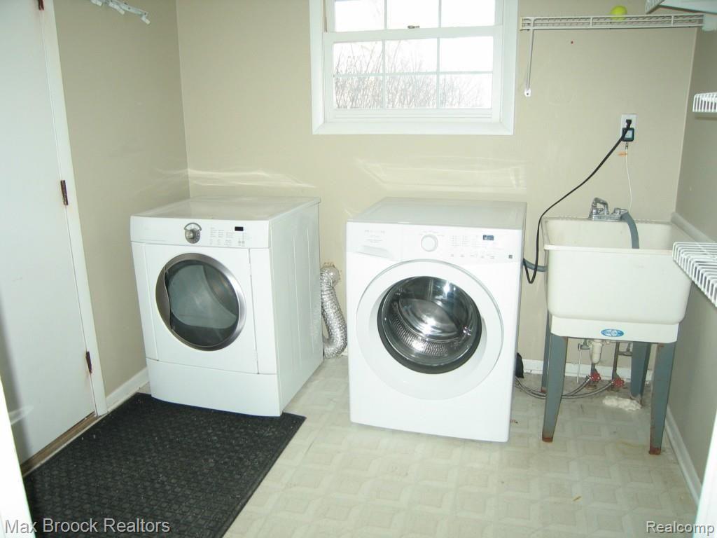3131 Midvale Drive Rochester, MI 48309 - Photo 14 of 21 FIRST FLOOR LAUNDRY